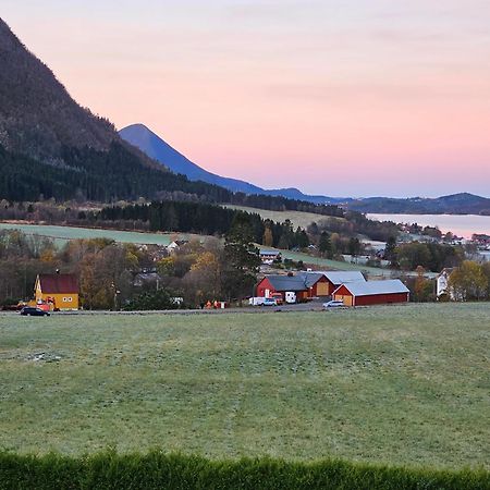 Rødseth gårdsovernatting Hytter Molde Eksteriør bilde
